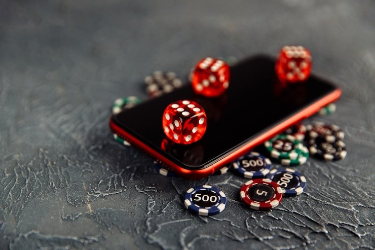 Dealer profesional di studio HD menyiapkan meja Blackjack untuk sesi permainan langsung